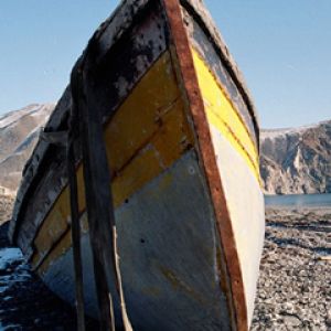 Barco Rústico en la Orilla