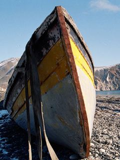 Barco Rústico en la Orilla