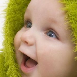 Bebé Feliz en Sudadera Verde