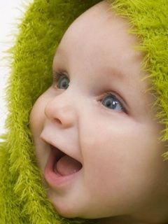 Bebé Feliz en Sudadera Verde