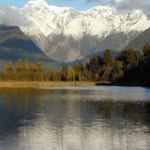 Reflejo de montañas nevadas