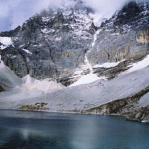 Majestuoso Lago de Montaña