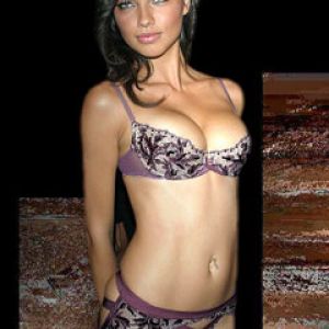Modelo Glamuroso en Lencería
