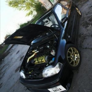 Coche Negro Modificado con Capó Abierto