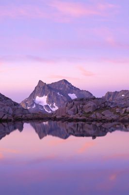 Reflejo Sereno de Montañas