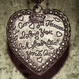 Colgante en forma de corazón con citas de amor