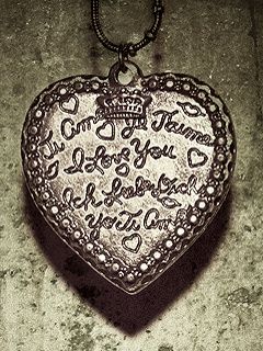 Colgante en forma de corazón con citas de amor