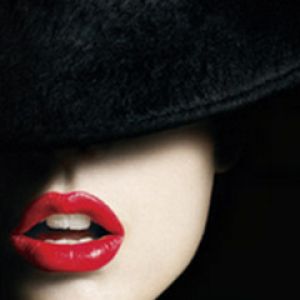 Labios Rojos y Sombrero Glamuroso