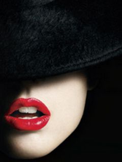 Labios Rojos y Sombrero Glamuroso