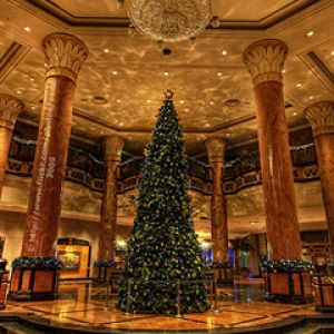 Elegante Árbol de Navidad en un Vestíbulo Lujoso