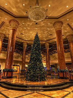 Elegante Árbol de Navidad en un Vestíbulo Lujoso