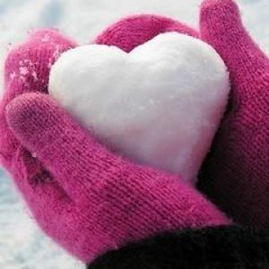 Corazón de nieve en manos