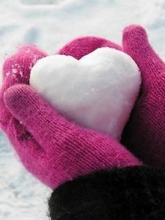 Corazón de nieve en manos