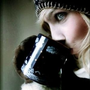 Chica de Invierno con Café