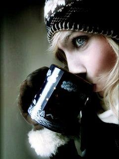 Chica de Invierno con Café