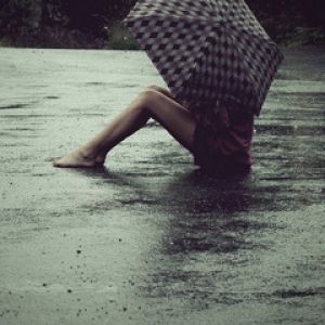 Chica con Paraguas en la Lluvia
