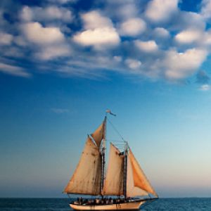 Barco de Vela en Aguas Tranquilas