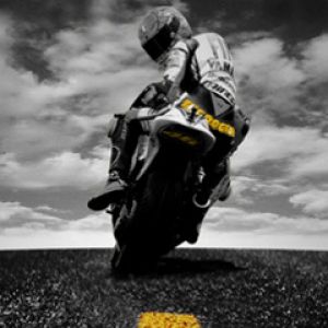Motociclista en la carretera