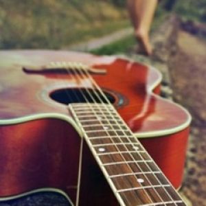 Guitarra acústica en un camino