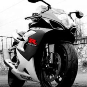 Motocicleta Negra y Blanca Elegante