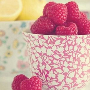 Frambuesas Frescas en Tazón Floral