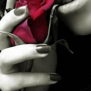 Mujer Elegante con Rosa
