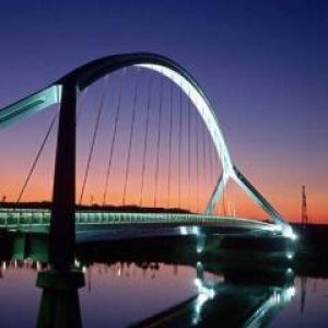 Puente Impresionante al Atardecer