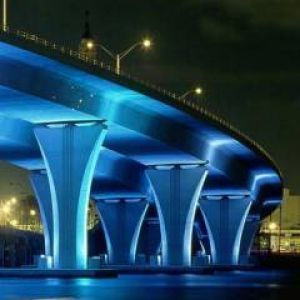Puente Iluminado de Noche