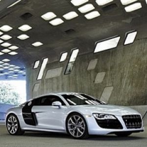 Audi R8 Elegante en Arquitectura Moderna