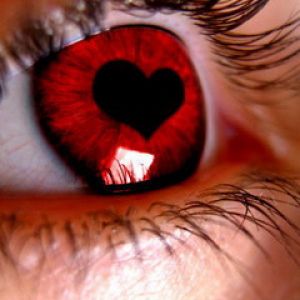 Reflejo en forma de corazón en el ojo