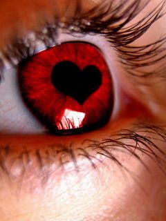 Reflejo en forma de corazón en el ojo