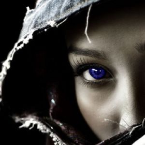 Chica Misteriosa con Ojos Azules