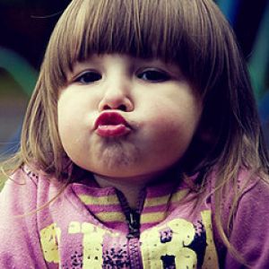 Niño Adorable Haciendo Cara Divertida