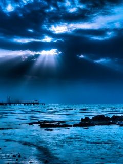 Atardecer misterioso en el océano