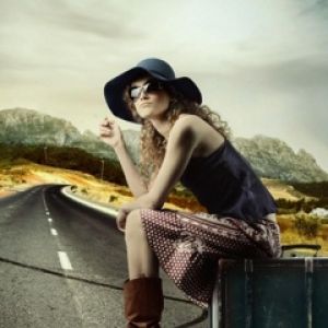 Chica Estilosa en la Carretera