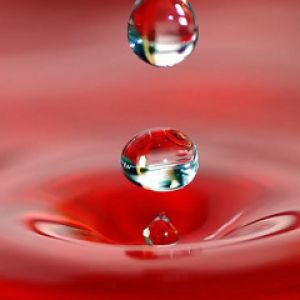 Gotas de Agua en Fondo Rojo
