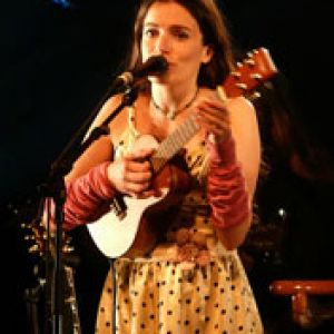 Músico con Ukulele en el Escenario