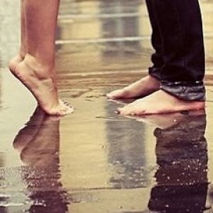 Pareja en el reflejo de la lluvia