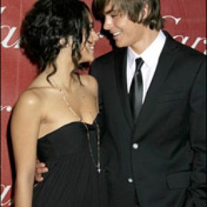 Pareja en Atuendo Elegante