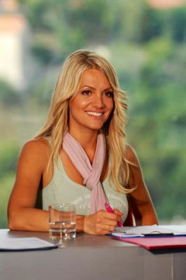 Mujer sonriente y encantadora