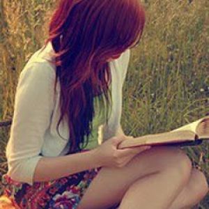 Chica leyendo en la naturaleza
