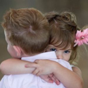 Niños adorables abrazándose