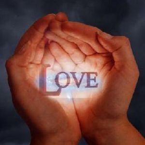 Manos Sosteniendo Amor