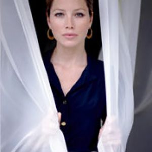 Mujer Elegante Detrás de Cortinas