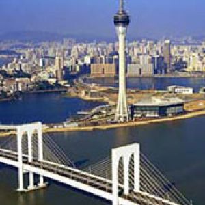 Horizonte de ciudad con torre
