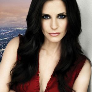 Mujer Elegante con Cabello Oscuro