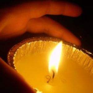 Llama de vela en la oscuridad