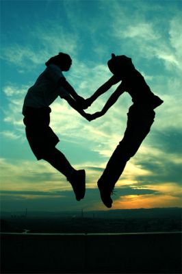 Silhouette de Pareja Saltando con Alegría
