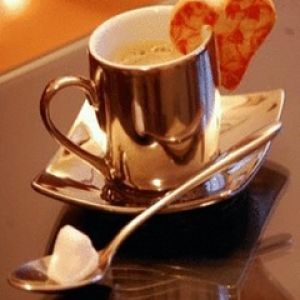 Café con galleta en forma de corazón