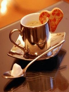 Café con galleta en forma de corazón